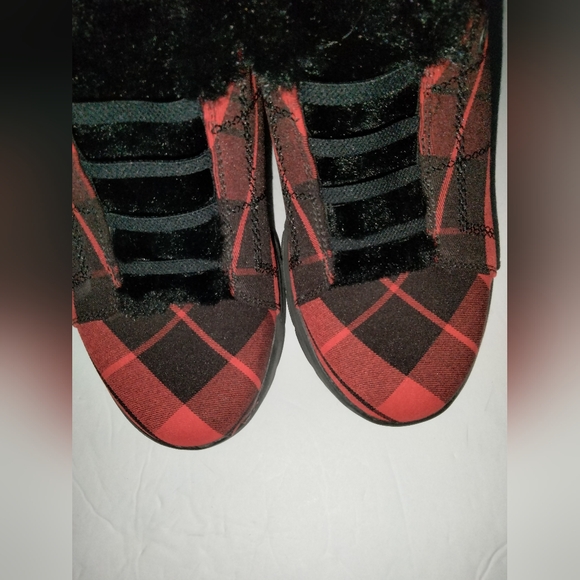 Bzees (Size 8.5W) Black/Red Plaid Pattern Faux Fur Lined Slip-on Golden Sneakers - Picture 10 of 13